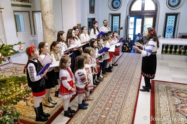 (Foto) Corul Prodromița, Parohia Lunca Cetățuii ll – Colindători la Reședința Mitropolitană 2024