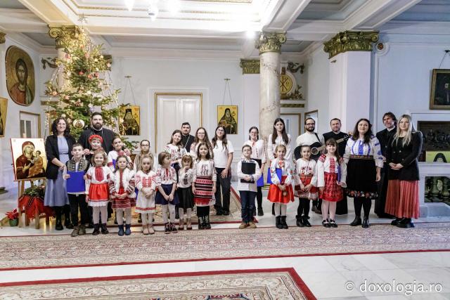 (Foto) Corul Prodromița, Parohia Lunca Cetățuii ll – Colindători la Reședința Mitropolitană 2024