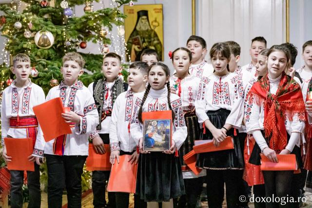(Foto) Colegiul „Mihail Sadoveanu” din Pașcani  – Colindători la Reședința Mitropolitană 2024