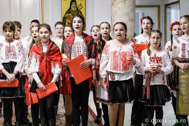 (Foto) Colegiul „Mihail Sadoveanu” din Pașcani  – Colindători la Reședința Mitropolitană 2024