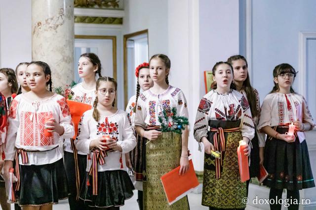 (Foto) Colegiul „Mihail Sadoveanu” din Pașcani  – Colindători la Reședința Mitropolitană 2024