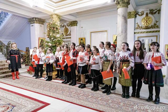 (Foto) Colegiul „Mihail Sadoveanu” din Pașcani  – Colindători la Reședința Mitropolitană 2024