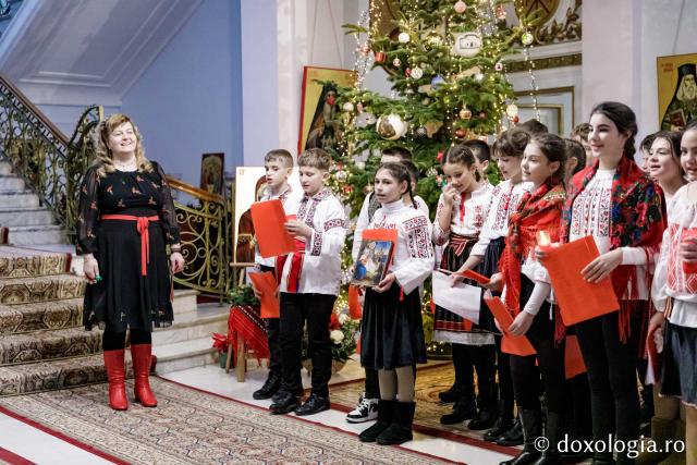 (Foto) Colegiul „Mihail Sadoveanu” din Pașcani  – Colindători la Reședința Mitropolitană 2024