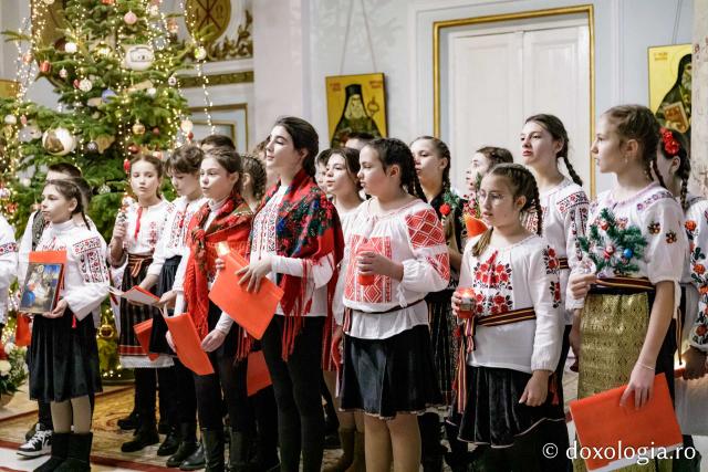 (Foto) Colegiul „Mihail Sadoveanu” din Pașcani  – Colindători la Reședința Mitropolitană 2024
