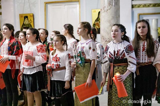 (Foto) Colegiul „Mihail Sadoveanu” din Pașcani  – Colindători la Reședința Mitropolitană 2024