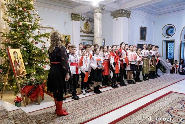 (Foto) Colegiul „Mihail Sadoveanu” din Pașcani  – Colindători la Reședința Mitropolitană 2024