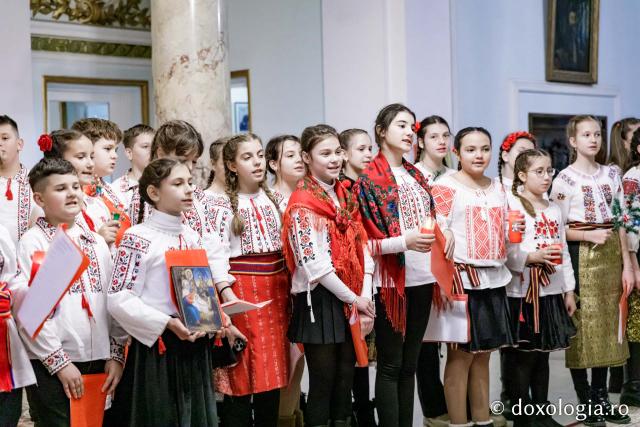(Foto) Colegiul „Mihail Sadoveanu” din Pașcani  – Colindători la Reședința Mitropolitană 2024
