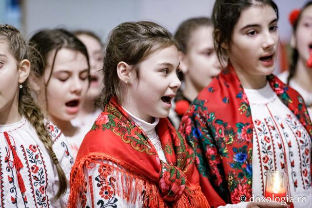(Foto) Colegiul „Mihail Sadoveanu” din Pașcani  – Colindători la Reședința Mitropolitană 2024