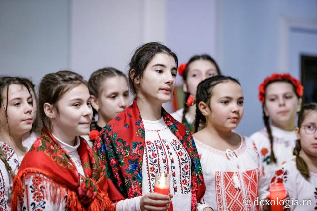 (Foto) Colegiul „Mihail Sadoveanu” din Pașcani  – Colindători la Reședința Mitropolitană 2024