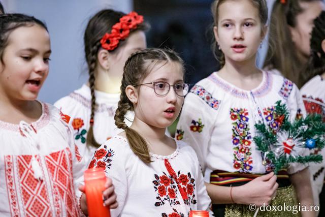 (Foto) Colegiul „Mihail Sadoveanu” din Pașcani  – Colindători la Reședința Mitropolitană 2024