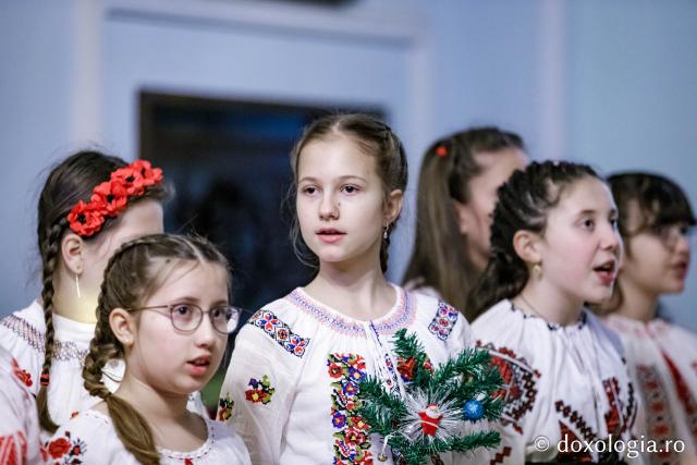 (Foto) Colegiul „Mihail Sadoveanu” din Pașcani  – Colindători la Reședința Mitropolitană 2024