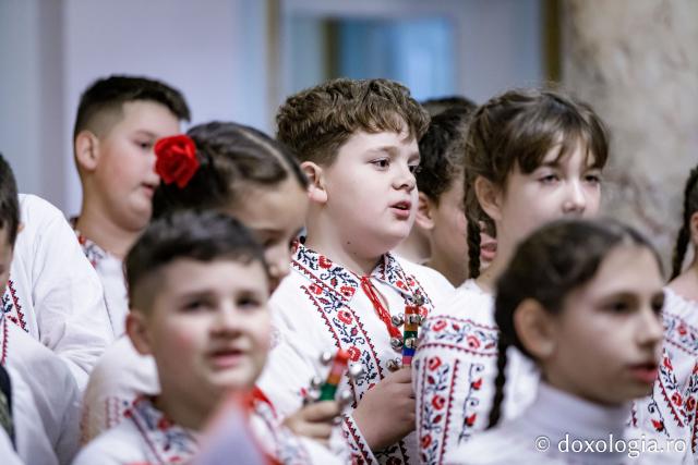 (Foto) Colegiul „Mihail Sadoveanu” din Pașcani  – Colindători la Reședința Mitropolitană 2024