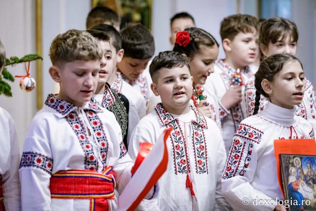(Foto) Colegiul „Mihail Sadoveanu” din Pașcani  – Colindători la Reședința Mitropolitană 2024