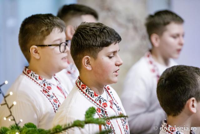 (Foto) Colegiul „Mihail Sadoveanu” din Pașcani  – Colindători la Reședința Mitropolitană 2024