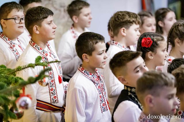 (Foto) Colegiul „Mihail Sadoveanu” din Pașcani  – Colindători la Reședința Mitropolitană 2024
