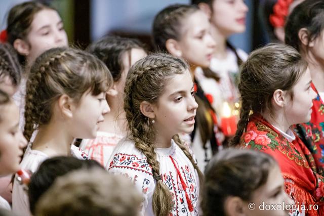 (Foto) Colegiul „Mihail Sadoveanu” din Pașcani  – Colindători la Reședința Mitropolitană 2024