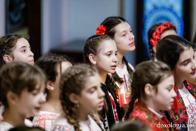 (Foto) Colegiul „Mihail Sadoveanu” din Pașcani  – Colindători la Reședința Mitropolitană 2024