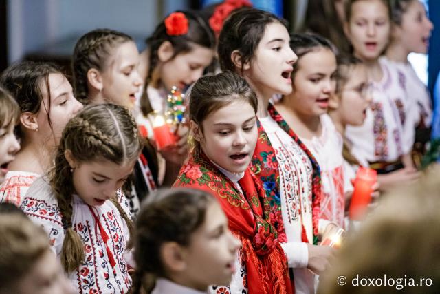 (Foto) Colegiul „Mihail Sadoveanu” din Pașcani  – Colindători la Reședința Mitropolitană 2024