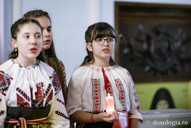 (Foto) Colegiul „Mihail Sadoveanu” din Pașcani  – Colindători la Reședința Mitropolitană 2024