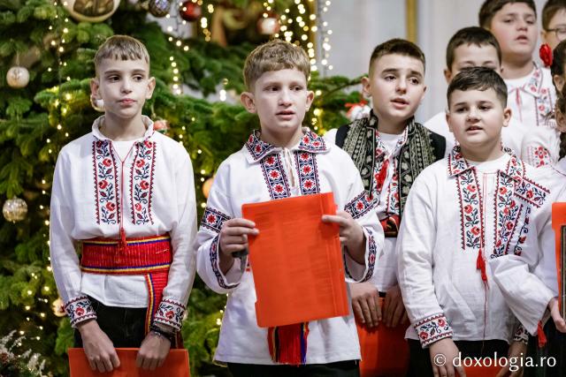 (Foto) Colegiul „Mihail Sadoveanu” din Pașcani  – Colindători la Reședința Mitropolitană 2024