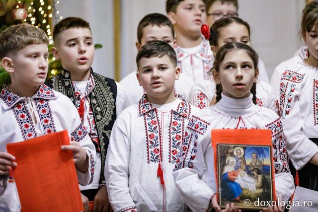 (Foto) Colegiul „Mihail Sadoveanu” din Pașcani  – Colindători la Reședința Mitropolitană 2024
