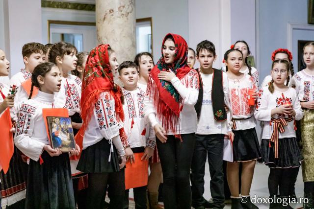 (Foto) Colegiul „Mihail Sadoveanu” din Pașcani  – Colindători la Reședința Mitropolitană 2024