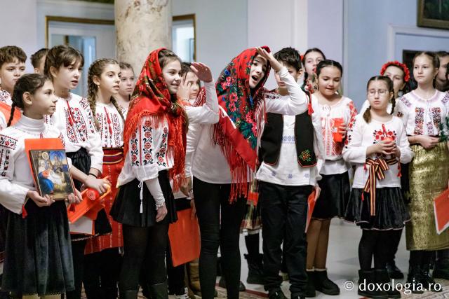 (Foto) Colegiul „Mihail Sadoveanu” din Pașcani  – Colindători la Reședința Mitropolitană 2024