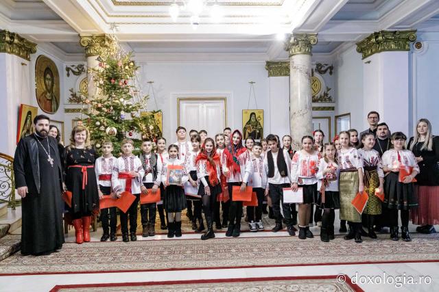 (Foto) Colegiul „Mihail Sadoveanu” din Pașcani  – Colindători la Reședința Mitropolitană 2024