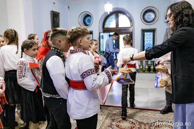 (Foto) Colegiul „Mihail Sadoveanu” din Pașcani  – Colindători la Reședința Mitropolitană 2024
