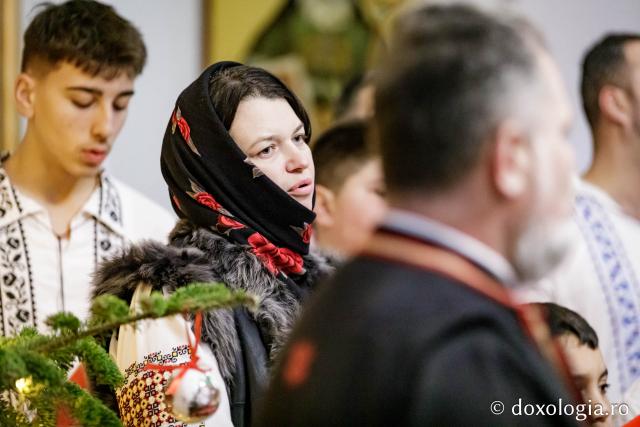 Parohia „Adormirea Maicii Domnului” din satul Brătești – Colindători la Reședința Mitropolitană 2024 (Foto) Parohia „Adormirea Maicii Domnului” din satul Brătești – Colindători la Reședința Mitropolitană 2024