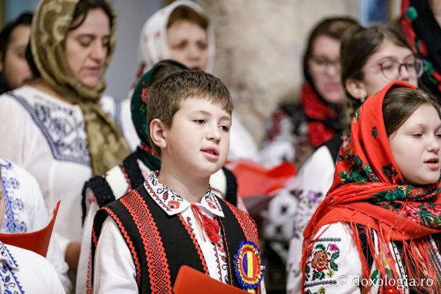 Parohia „Adormirea Maicii Domnului” din satul Brătești – Colindători la Reședința Mitropolitană 2024 (Foto) Parohia „Adormirea Maicii Domnului” din satul Brătești – Colindători la Reședința Mitropolitană 2024