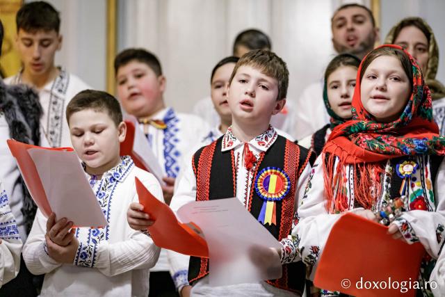 Parohia „Adormirea Maicii Domnului” din satul Brătești – Colindători la Reședința Mitropolitană 2024 (Foto) Parohia „Adormirea Maicii Domnului” din satul Brătești – Colindători la Reședința Mitropolitană 2024