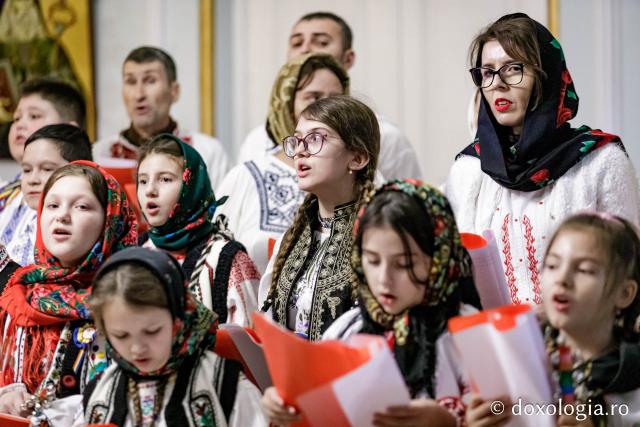 Parohia „Adormirea Maicii Domnului” din satul Brătești – Colindători la Reședința Mitropolitană 2024 (Foto) Parohia „Adormirea Maicii Domnului” din satul Brătești – Colindători la Reședința Mitropolitană 2024