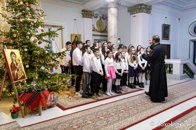 (Foto) Parohia Movileni – Colindători la Reședința Mitropolitană 2024