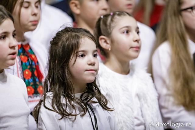 (Foto) Parohia Movileni – Colindători la Reședința Mitropolitană 2024