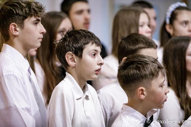 (Foto) Parohia Movileni – Colindători la Reședința Mitropolitană 2024