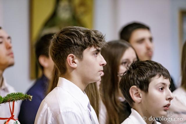 (Foto) Parohia Movileni – Colindători la Reședința Mitropolitană 2024