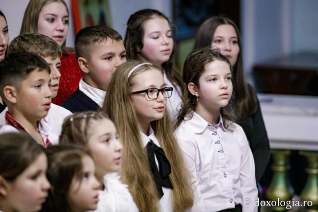 (Foto) Parohia Movileni – Colindători la Reședința Mitropolitană 2024