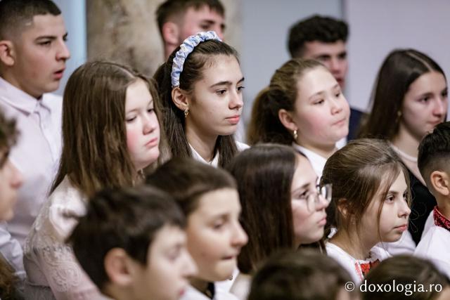 (Foto) Parohia Movileni – Colindători la Reședința Mitropolitană 2024