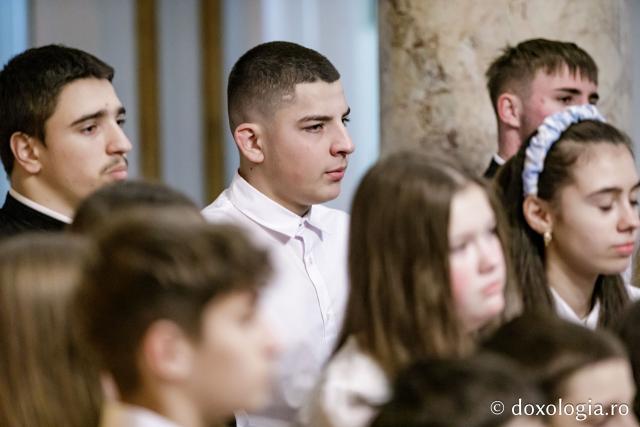 (Foto) Parohia Movileni – Colindători la Reședința Mitropolitană 2024