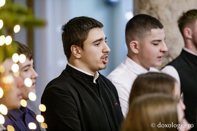 (Foto) Parohia Movileni – Colindători la Reședința Mitropolitană 2024