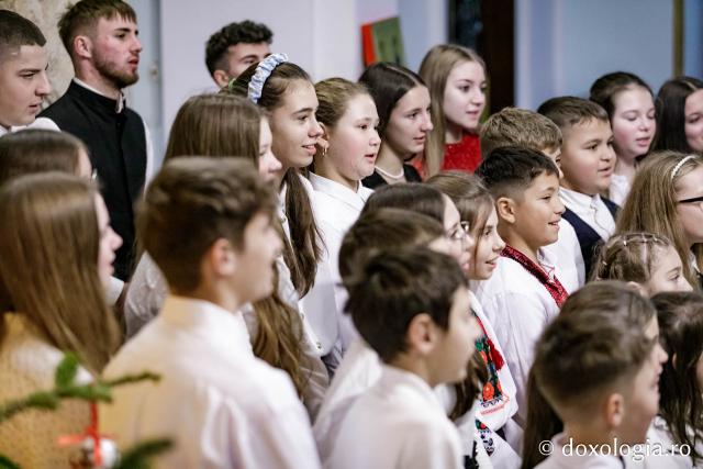 (Foto) Parohia Movileni – Colindători la Reședința Mitropolitană 2024