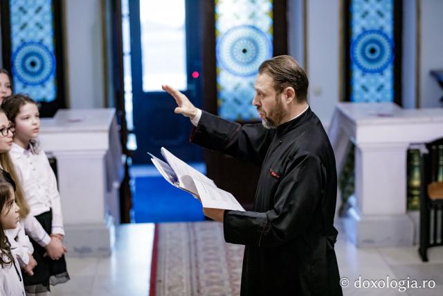 (Foto) Parohia Movileni – Colindători la Reședința Mitropolitană 2024