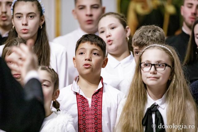 (Foto) Parohia Movileni – Colindători la Reședința Mitropolitană 2024
