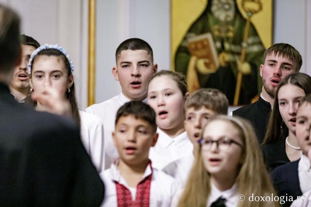 (Foto) Parohia Movileni – Colindători la Reședința Mitropolitană 2024