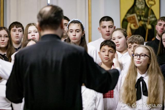 (Foto) Parohia Movileni – Colindători la Reședința Mitropolitană 2024