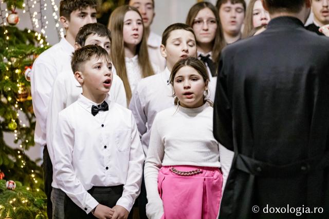 (Foto) Parohia Movileni – Colindători la Reședința Mitropolitană 2024