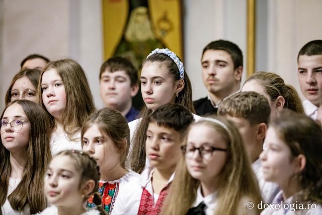 (Foto) Parohia Movileni – Colindători la Reședința Mitropolitană 2024