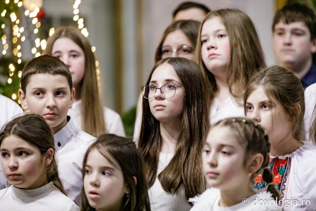 (Foto) Parohia Movileni – Colindători la Reședința Mitropolitană 2024