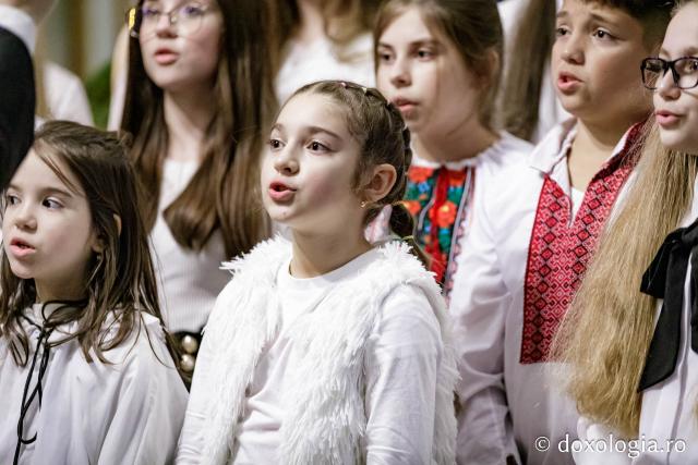(Foto) Parohia Movileni – Colindători la Reședința Mitropolitană 2024